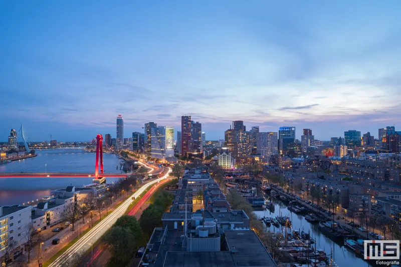 De skyline van Rotterdam met de Willemsbrug en Erasmusbrug en het Haringvliet tijdens Koningsdag