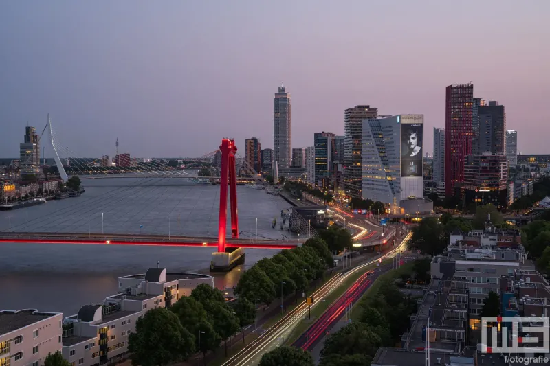 De skyline van Rotterdam met de Willemsbrug en Erasmusbrug in één foto