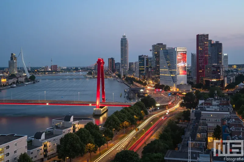 De skyline van Rotterdam met de Willemsbrug en Erasmusbrug