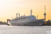 Te Koop | Het cruiseschip ss Rotterdam in Rotterdam tijdens een schitterende zonsondergang