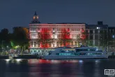 Te Koop | Het Wereldmuseum Rotterdam in de kleuren rood/wit van Feyenoord Rotterdam tijdens het kampioenschap