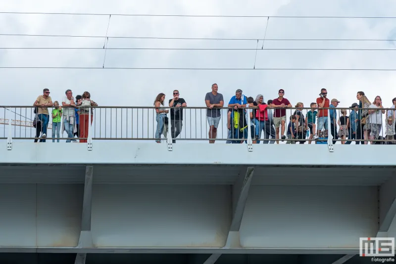 De bezoekers op de Erasmusbrug tijdens de Wereldhavendagen Rotterdam