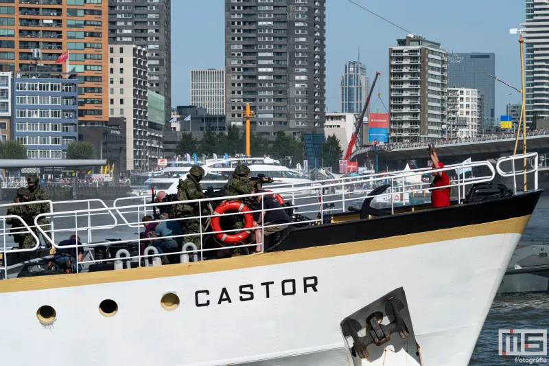 De overgave van de piraten op het Castor tijdens de Wereldhavendagen Rotterdam 2023