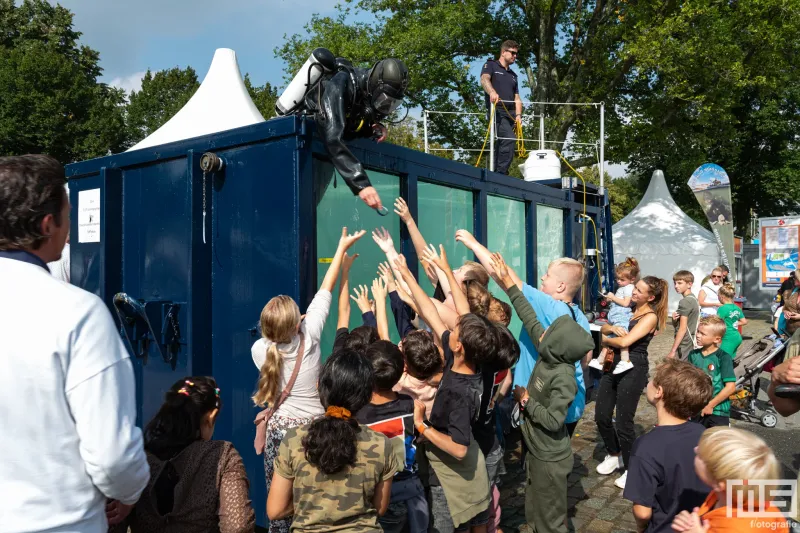 Een groep bezoekers bij de duikers op de Wereldhavendagen Rotterdam