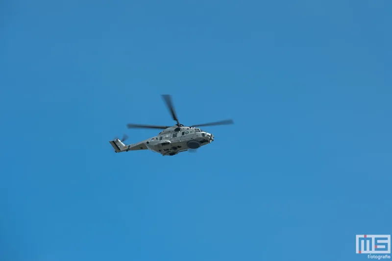 De gevechtshelikopter NH90 tijdens de Wereldhavendagen Rotterdam in de lucht