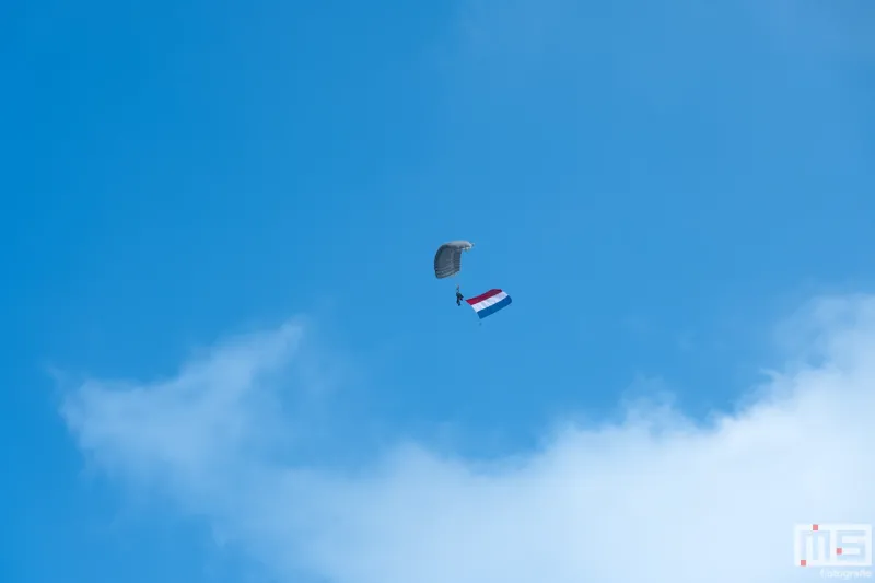 Een paratroeper land in De Maas tijdens de Wereldhavendagen Rotterdam