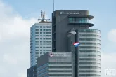 De paratroepers landen in De Maas tijdens de Wereldhavendagen Rotterdam 2023
