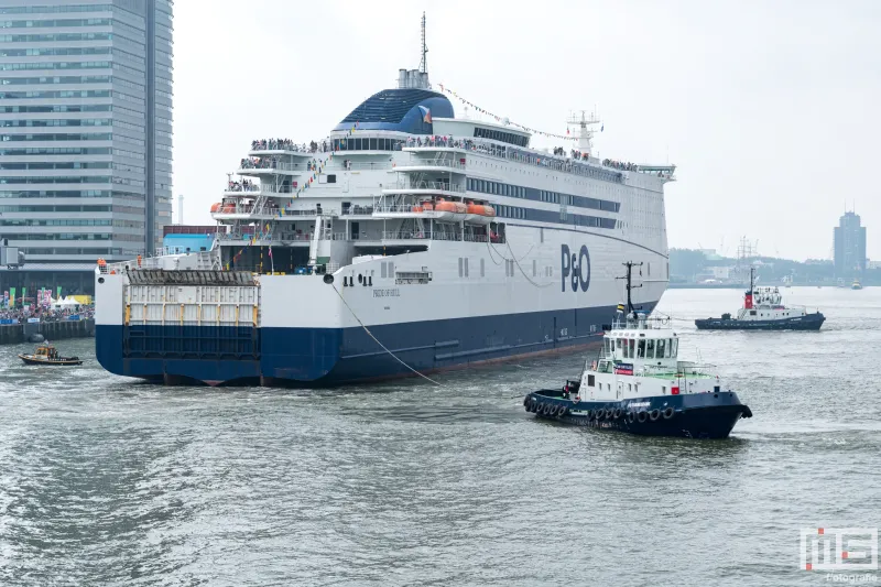 Het P&O Pride of Hull tijdens de Wereldhavendagen Rotterdam met de sleepboten