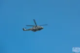 De gevechtshelikopter NH90 tijdens de Wereldhavendagen Rotterdam in de lucht