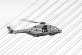 De NH90 gevechtshelikopter tijdens de Wereldhavendagen Rotterdam met de Erasmusbrug