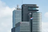 De paratroepers landen in De Maas tijdens de Wereldhavendagen Rotterdam 2023