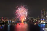 De vuurwerkshow tijdens de avondshow van Wereldhavendagen Rotterdam 2023