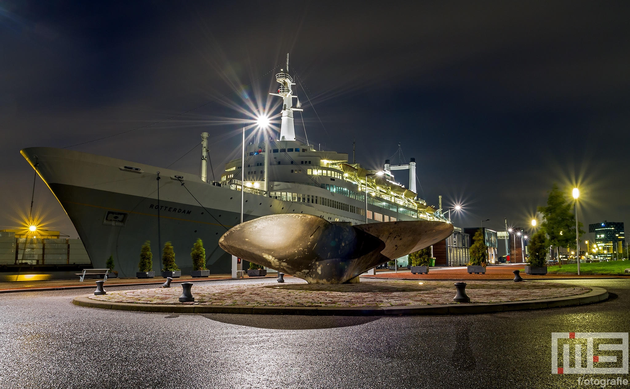 Te Koop | Het cruiseschip ss Rotterdam in Rotterdam Katendrecht in de avonduren