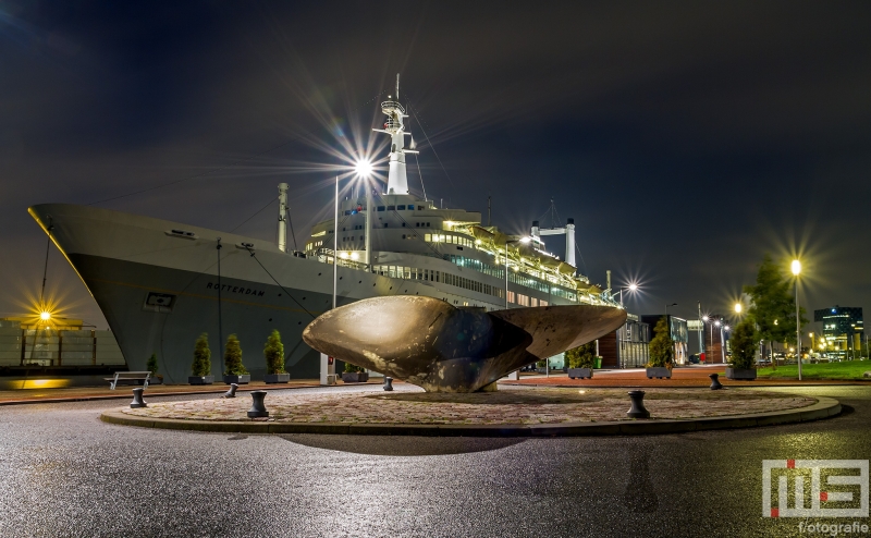 Te Koop | Het cruiseschip ss Rotterdam in Rotterdam Katendrecht in de avonduren