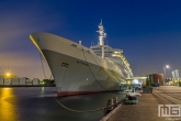 Het cruiseschip ss Rotterdam in Rotterdam Katendrecht tijdens het blauwe uurtje