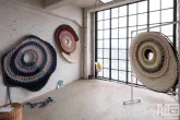De textielkunst van Marieje van Buuren tijdens de designbeurs Object Rotterdam in het HAKA-gebouw