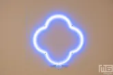 Een led object van Jan van Munster genaamd Round Squar tijdens Art Rotterdam in de Van Nelle Fabriek