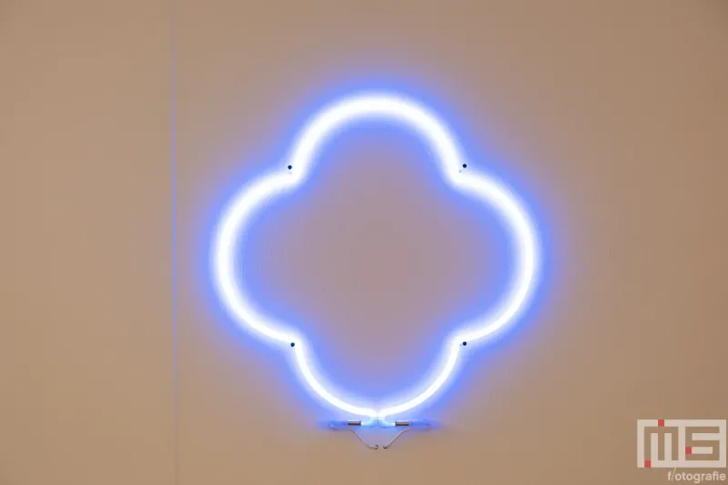 Een led object van Jan van Munster genaamd Round Squar tijdens Art Rotterdam in de Van Nelle Fabriek