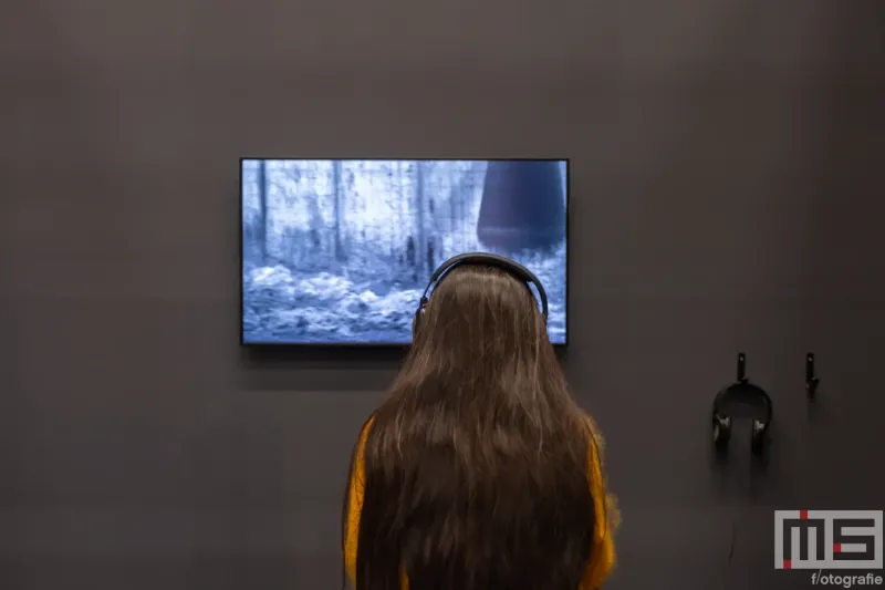 Een film van Lucy Cordes Engelman tijdens Art Rotterdam in de Van Nelle Fabriek in Rotterdam