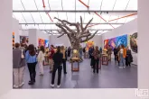 De bezoekers bij het kunstwerk van AI WeiWei in de Kunsthal tijdens Museumnacht010