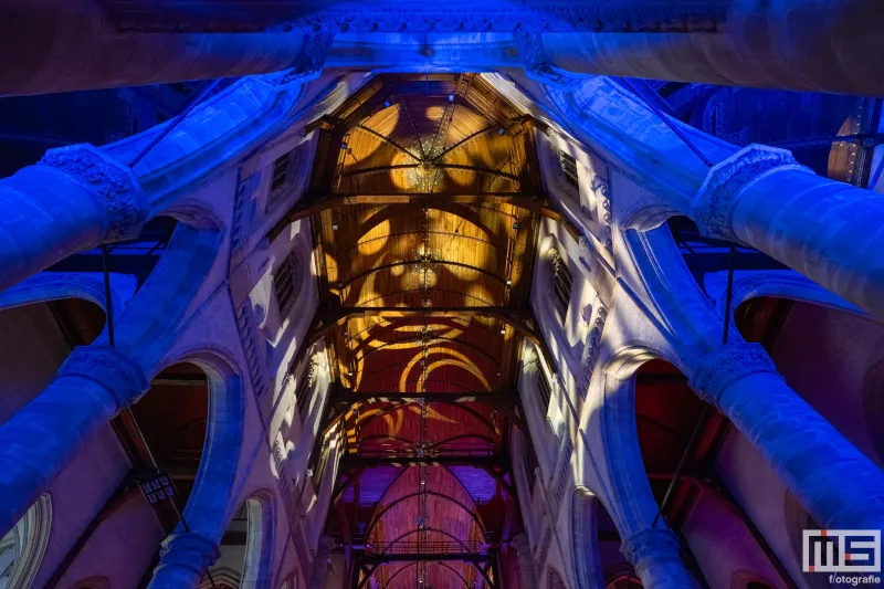 Een lichtprojectie op het plafond van de Laurenskerk tijdens Museumnacht010 2024