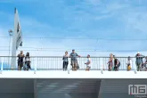 De bezoekers op de Erasmusbrug tijdens de Wereldhavendagen 2024 in Rotterdam