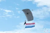 De parachutespringers tijdens de Wereldhavendagen 2024
