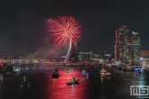 Het vuurwerk tijdens het avondprogramma van de Wereldhavendagen 2024 in Rotterdam met de Erasmusbrug