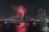 De vuurwerkshow tijdens het avondprogramma van de Wereldhavendagen 2024 in Rotterdam