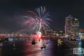 De vuurwerkshow tijdens de Wereldhavendagen 2024 in Rotterdam met de Erasmusbrug