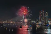 De vuurwerkshow boven de Erasmusbrug in Rotterdam tijdens de Wereldhavendagen