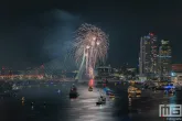 Het schitterend verlichte Erasmusbrug door de vuurwerkshow tijdens de Wereldhavendagen 2024