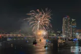 Het schitterend verlichte Erasmusbrug door de vuurwerkshow tijdens de Wereldhavendagen