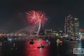 Het vuurwerk tijdens het avondprogramma van de Wereldhavendagen 2024 in Rotterdam