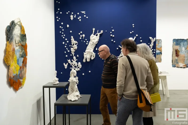 Bezoekes op de kunstbeurs Art Rotterdam 2025 voor het eerst in Ahoy Rotterdam