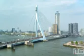 De start van de NN Marathon Rotterdam 2025 in Rotterdam met de Erasmusbrug