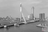 De start van de NN Marathon Rotterdam 2025 in Rotterdam met de Erasmusbrug in zwart/wit