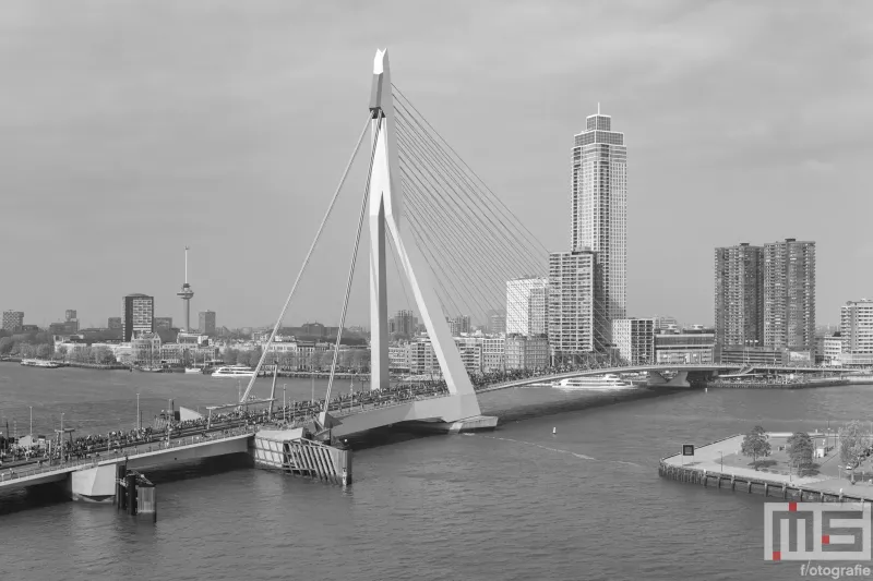De start van de NN Marathon Rotterdam 2025 in Rotterdam met de Erasmusbrug in zwart/wit
