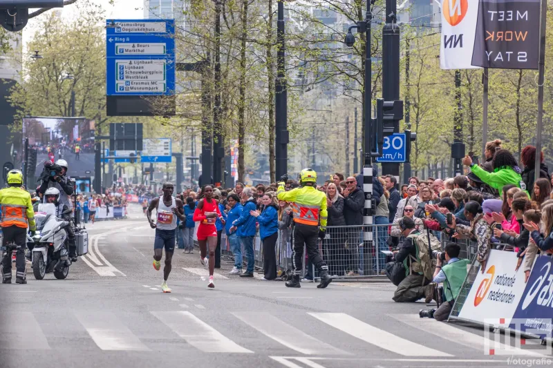 Een groepje lopers op de Coolsingel van de NN Marathon Rotterdam 2025 in Rotterdam