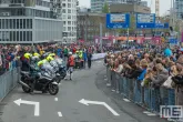 De start van de NN Marathon Rotterdam in Rotterdam aan de voet van de Erasmusbrug