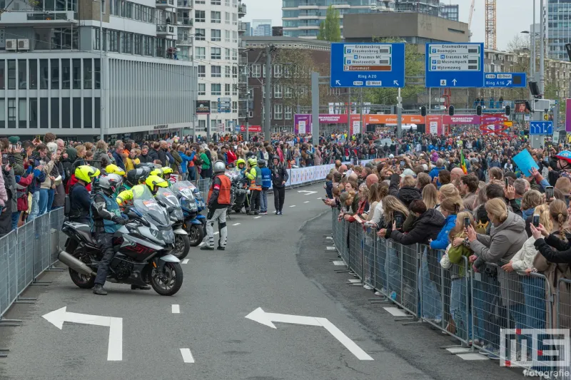 De start van de NN Marathon Rotterdam in Rotterdam aan de voet van de Erasmusbrug