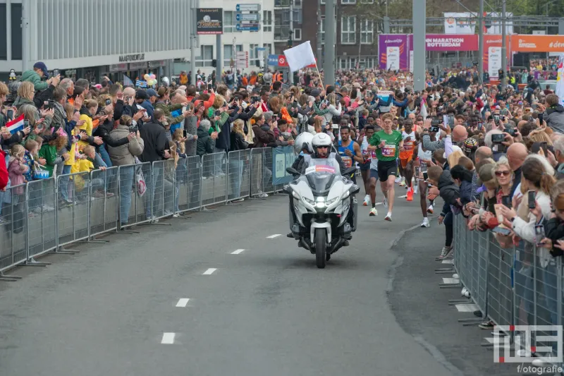 De start van de NN Marathon in Rotterdam aan de voet van de Erasmusbrug