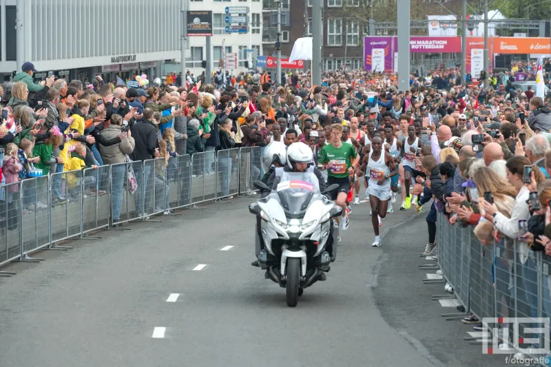 De start van de NN Marathon Rotterdam 2025 in Rotterdam aan de voet van de Erasmusbrug