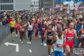 De lopers aan start van de NN Marathon Rotterdam 2025 in Rotterdam aan de voet van de Erasmusbrug