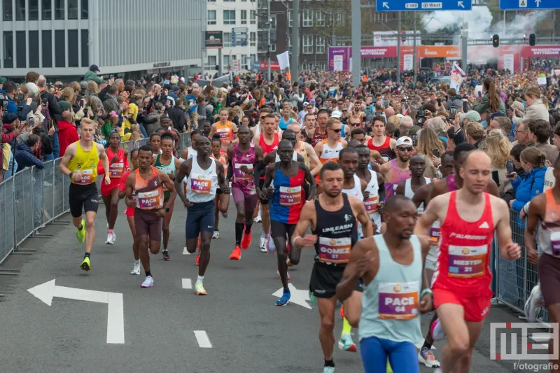De lopers aan start van de NN Marathon Rotterdam 2025 in Rotterdam aan de voet van de Erasmusbrug