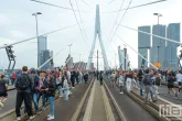 De start van de NN Marathon Rotterdam 2025 in Rotterdam met de Erasmusbrug in het midden