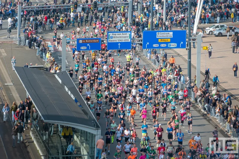De lopers van de NN Marathon Rotterdam 2025 in Rotterdam op het Wilhelminaplein