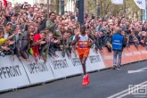 De winnaar Geoffrey Kamworor van de NN Marathon Rotterdam 2025 in Rotterdam op de Coolsingel