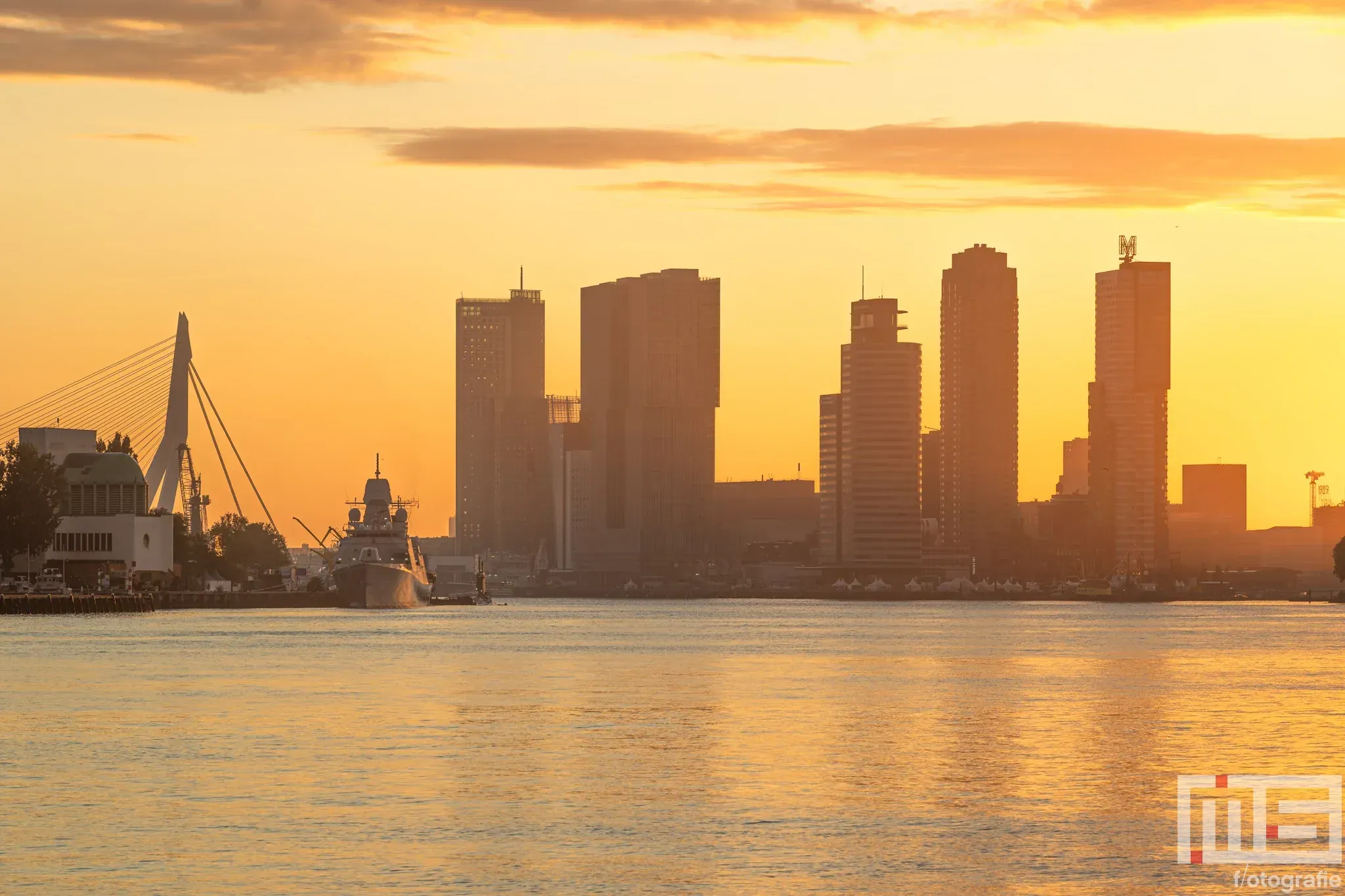 De zonsopkomst in Rotterdam met Zr.Ms. Evertsen en Zr.Ms. Zeeleeuw voor de Wereldhavendagen