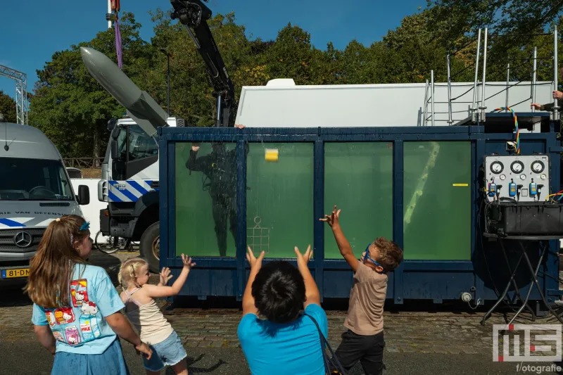Een aantal kinderen tijdens de Wereldhavendagen in Rotterdam